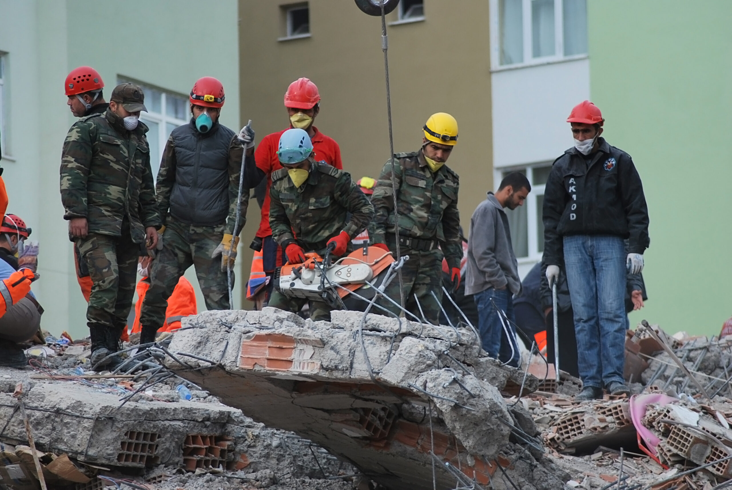 Image of relief workers surveying the damage in the 2023 Turkey and Syrian earthquake